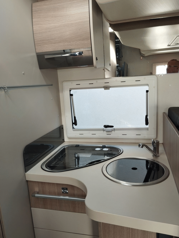 Campervan de edição limitada Ford Chausson - Image 8