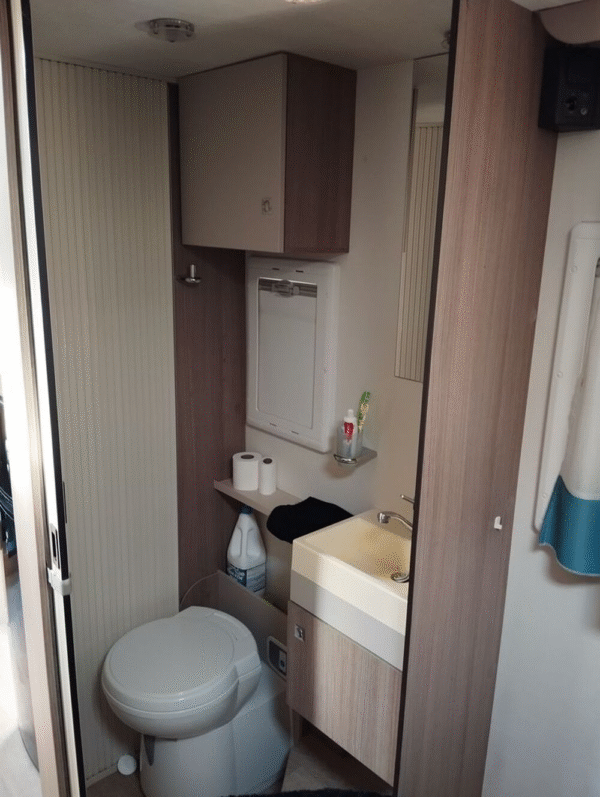 Campervan de edição limitada Ford Chausson - Image 11
