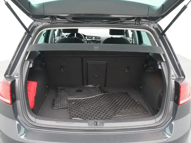 Volkswagen Golf VII Junte-se à NAVI AHK SHZ PDC - Image 9